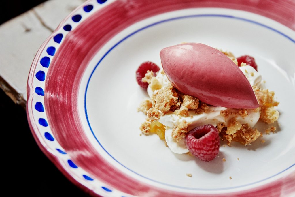 Dessert mit Himbeeren