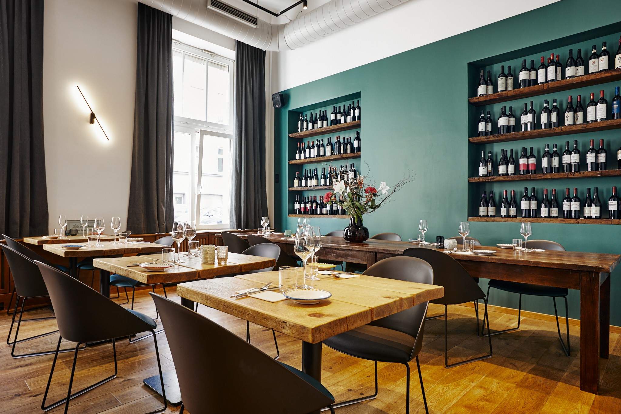 Inneneinrichtung mit Weinregal in der Caruso Pastabar