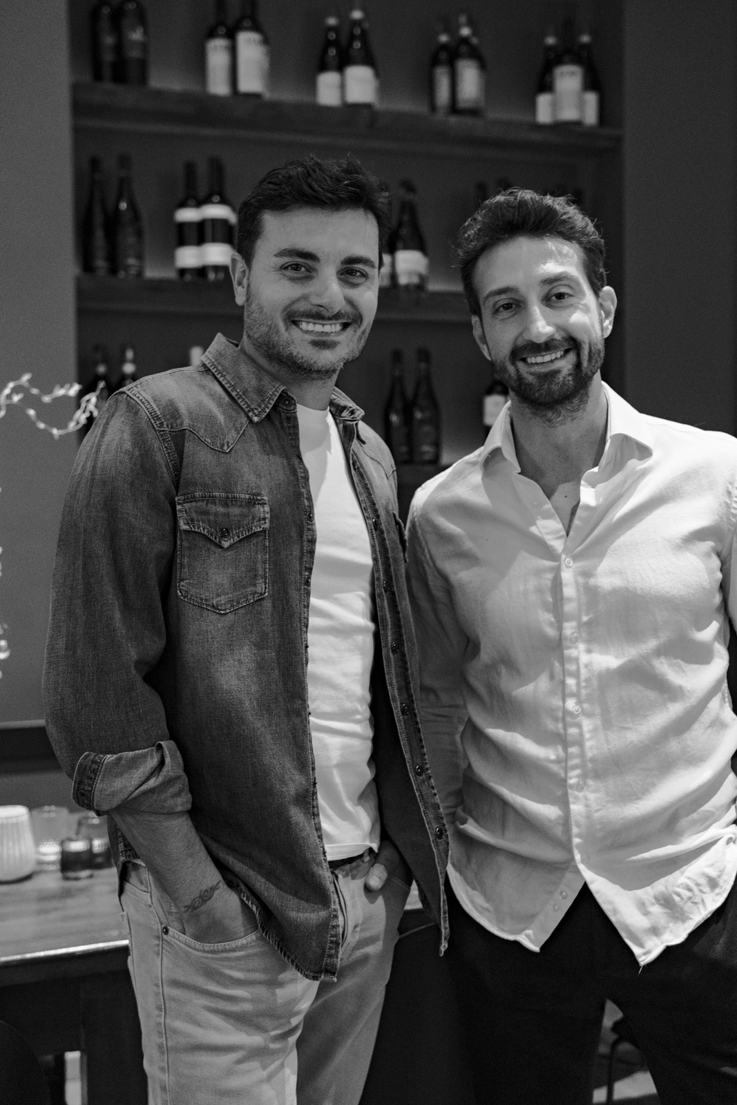 Marcello Caruso und Emanuele Barbaro stehen zusammen in der Pasta Bar